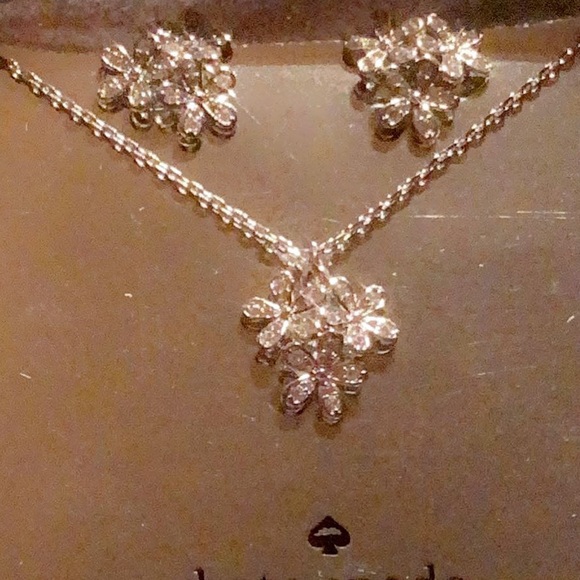 New Kate Spade gleaming gardenia cluster studs and pendant set - Picture 10 of 12